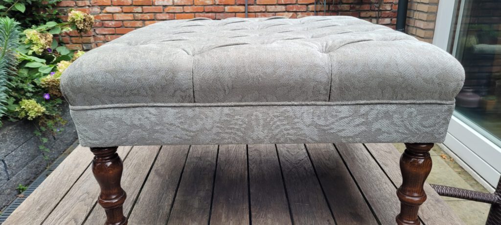 Op maat gemaakte hocker met moderne stoffering door Christof Stofferingen.