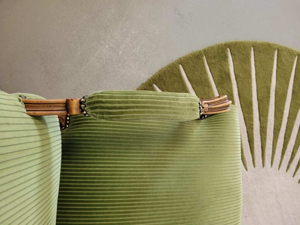 (Her)stofferen met kwaliteit vakmanschap en stijl. Luxe stoffen en materialen geselecteerd door Christof Stofferingen voor op maat gemaakte stofferingen van stoelen, poefjes en kussens