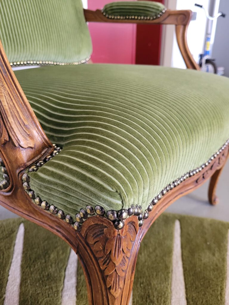 (Her)stofferen met kwaliteit vakmanschap en stijl. Luxe stoffen en materialen geselecteerd door Christof Stofferingen voor op maat gemaakte stofferingen van stoelen, poefjes en kussens
