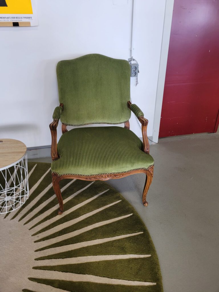(Her)stofferen met kwaliteit vakmanschap en stijl. Luxe stoffen en materialen geselecteerd door Christof Stofferingen voor op maat gemaakte stofferingen van stoelen, poefjes en kussens