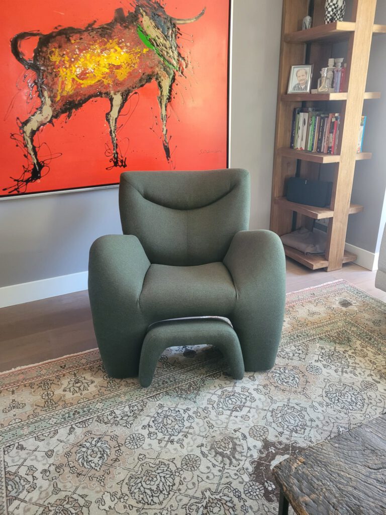 (Her)stofferen met kwaliteit vakmanschap en stijl. Luxe stoffen en materialen geselecteerd door Christof Stofferingen voor op maat gemaakte stofferingen van stoelen, poefjes en kussens