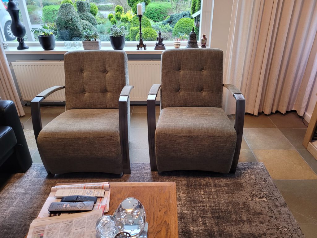 (Her)stofferen met kwaliteit vakmanschap en stijl. Luxe stoffen en materialen geselecteerd door Christof Stofferingen voor op maat gemaakte stofferingen van stoelen, poefjes en kussens