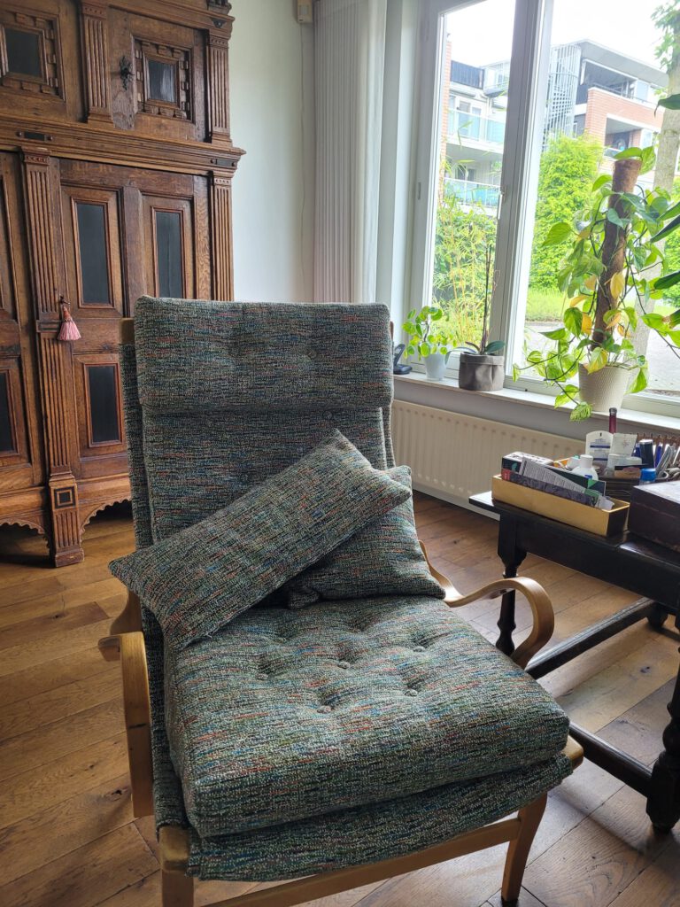 Luxe stoffen en materialen voor meubelstoffering in het atelier van Christof in Eindhoven