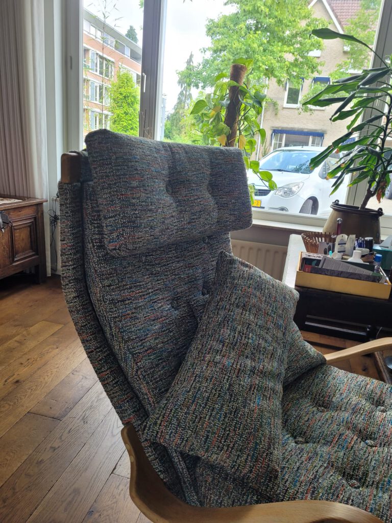 Luxe stoffen en materialen voor meubelstoffering in het atelier van Christof in Eindhoven