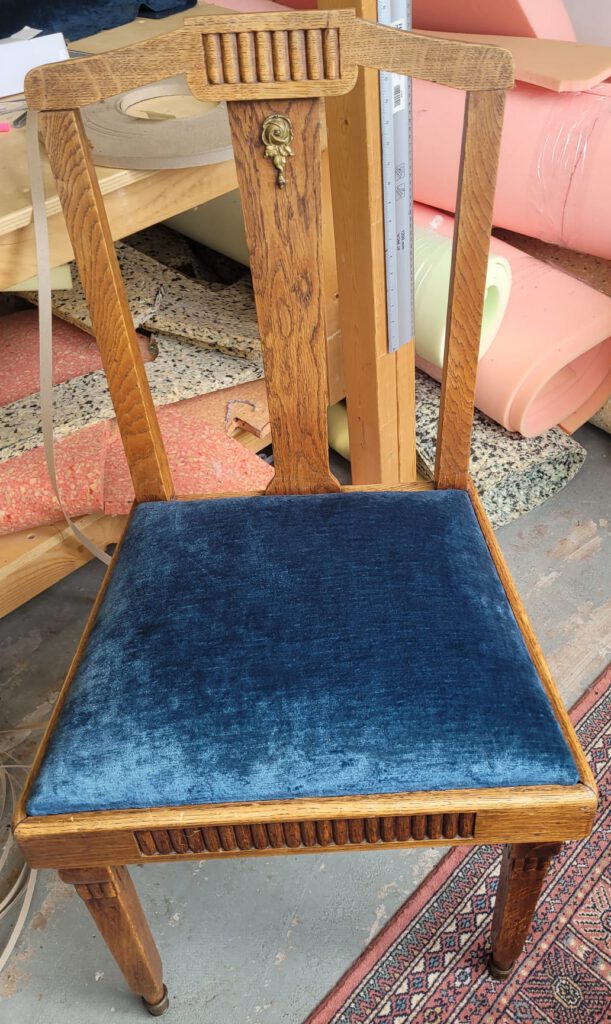 (Her)stofferen met kwaliteit vakmanschap en stijl. Luxe stoffen en materialen geselecteerd door Christof Stofferingen voor op maat gemaakte stofferingen van stoelen, poefjes en kussens