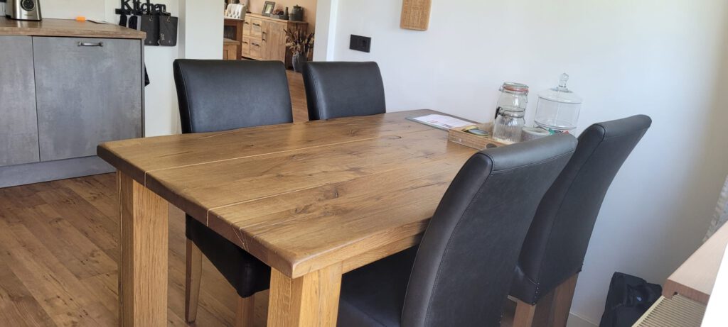 (Her)stofferen met kwaliteit vakmanschap en stijl. Luxe stoffen en materialen geselecteerd door Christof Stofferingen voor op maat gemaakte stofferingen van stoelen, poefjes en kussens