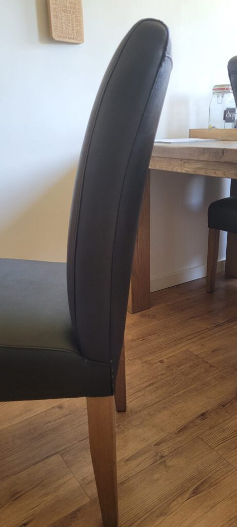 (Her)stofferen met kwaliteit vakmanschap en stijl. Luxe stoffen en materialen geselecteerd door Christof Stofferingen voor op maat gemaakte stofferingen van stoelen, poefjes en kussens