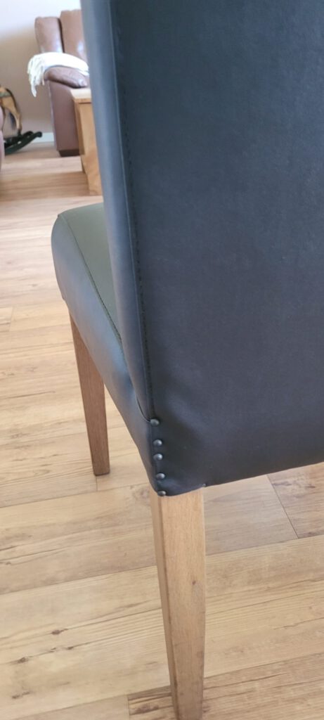 (Her)stofferen met kwaliteit vakmanschap en stijl. Luxe stoffen en materialen geselecteerd door Christof Stofferingen voor op maat gemaakte stofferingen van stoelen, poefjes en kussens